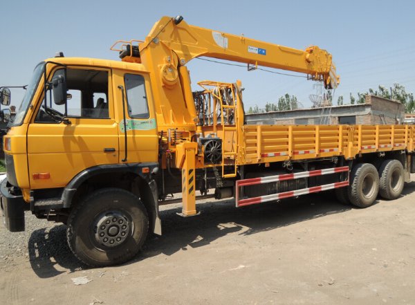 東風(fēng)153后雙橋13噸五節(jié)臂隨車吊 東風(fēng)153后雙橋13噸五節(jié)臂隨車吊