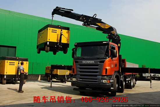 折疊臂式隨車吊正在進行吊裝作業 折疊臂式隨車吊正在進行吊裝作業