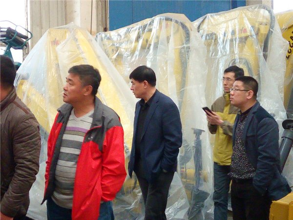 蓋主任、宋主任在看倉庫內(nèi)進(jìn)口吊機(jī)情況 蓋主任、宋主任在看倉庫內(nèi)進(jìn)口吊機(jī)情況