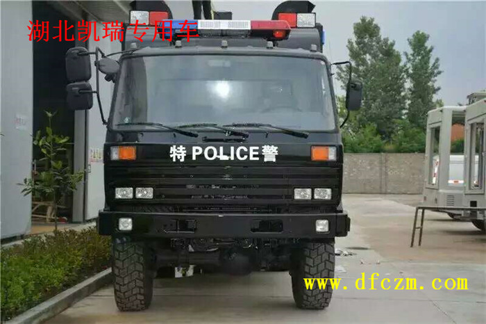 東風(fēng)六驅(qū)特警炊事車正前方 東風(fēng)六驅(qū)特警炊事車正前方