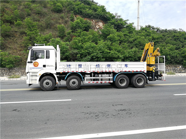 許昌市質(zhì)量監(jiān)督檢驗(yàn)測試中心檢衡車(左) 許昌市質(zhì)量監(jiān)督檢驗(yàn)測試中心檢衡車(左)