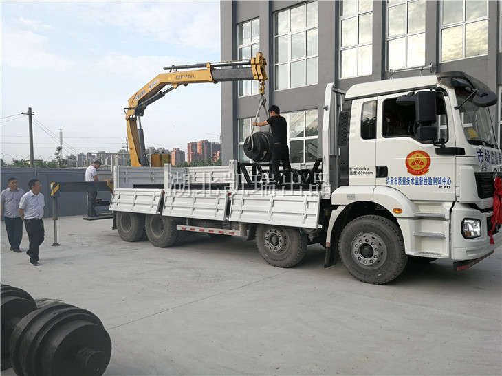 許昌市計(jì)量所領(lǐng)導(dǎo)對車輛進(jìn)行測試 許昌市計(jì)量所領(lǐng)導(dǎo)對車輛進(jìn)行測試