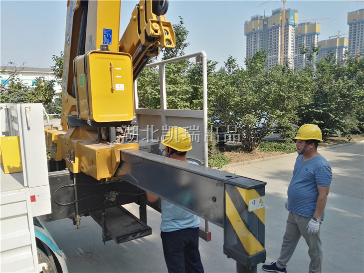 許昌市質(zhì)量監(jiān)督檢驗(yàn)測試中心工作人員操作檢衡車 許昌市質(zhì)量監(jiān)督檢驗(yàn)測試中心工作人員操作檢衡車