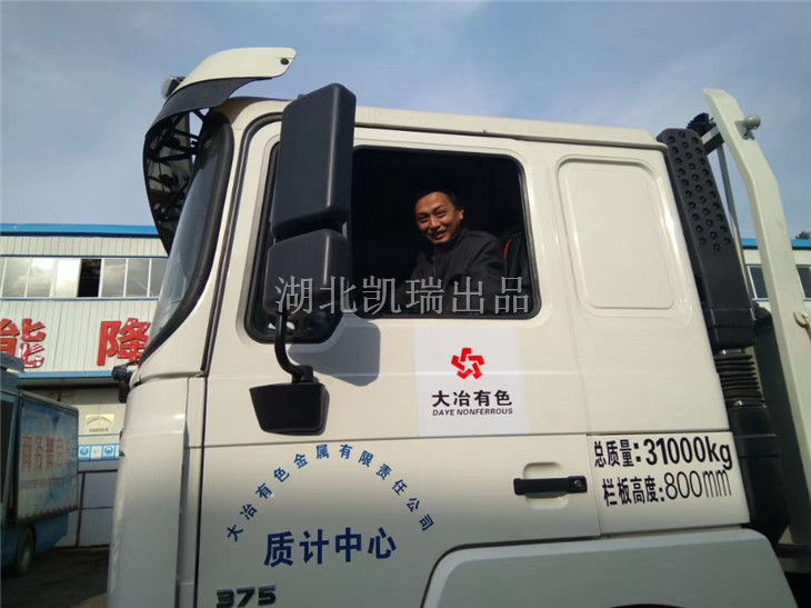 李總親自在檢衡車駕駛室內(nèi)進行體驗 李總親自在檢衡車駕駛室內(nèi)進行體驗