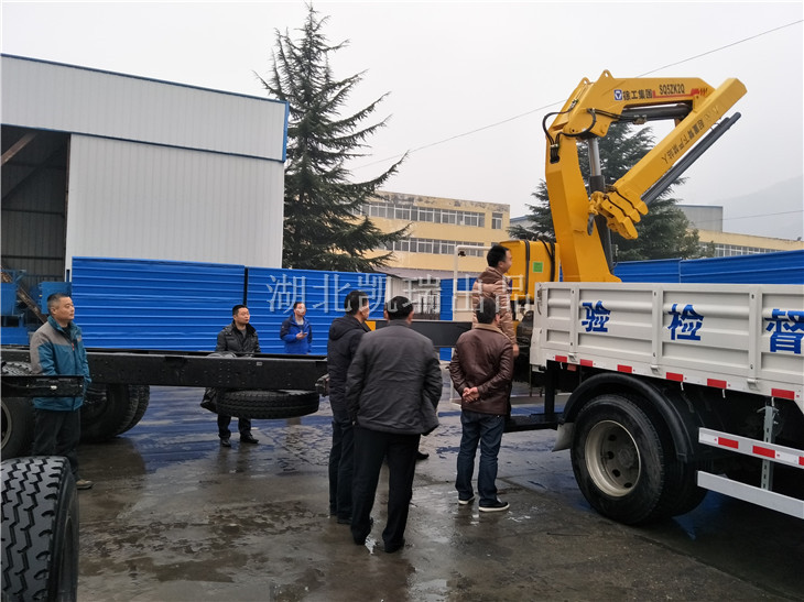 明光市計量所領導一行驗收計量檢衡車 明光市計量所領導一行驗收計量檢衡車